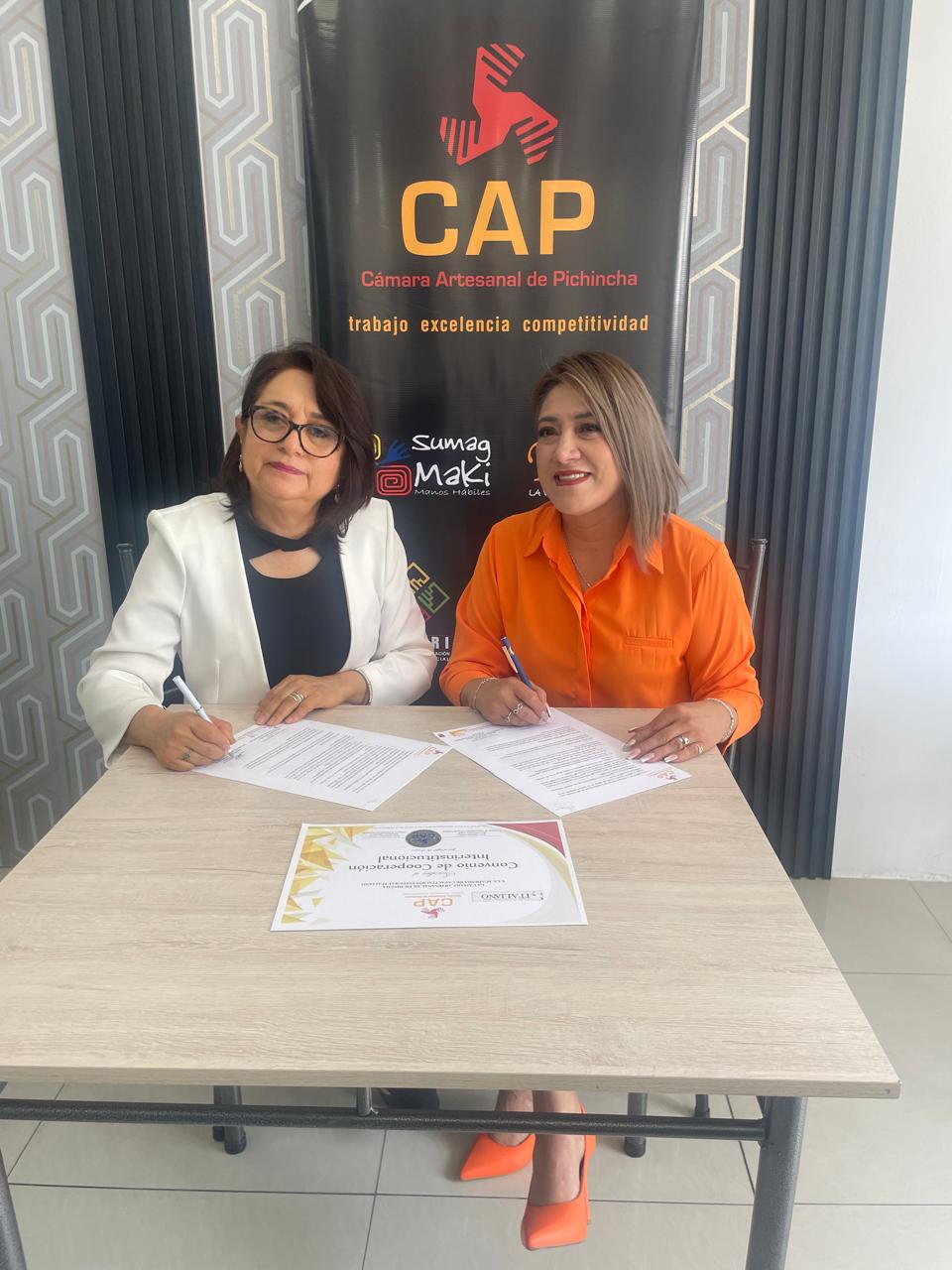 Firma del convenio de cooperación interinstitucional entre AIItaliano y la Cámara Artesanal de Pichincha (CAP).